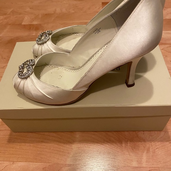Benjamin Adams London winslet ivory heels size 9 - Picture 2 of 6